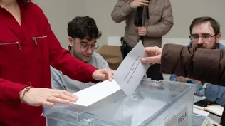 Una persona ejerce su derecho a voto, en el Centro Galego de Arte Contemporáneo (CGAC).