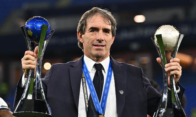 Guillermo Almada con el FIFA Challenger Cup que ganó Pachuca al derrotar a Al Ahly FC en la Copa Intercontinental 2024