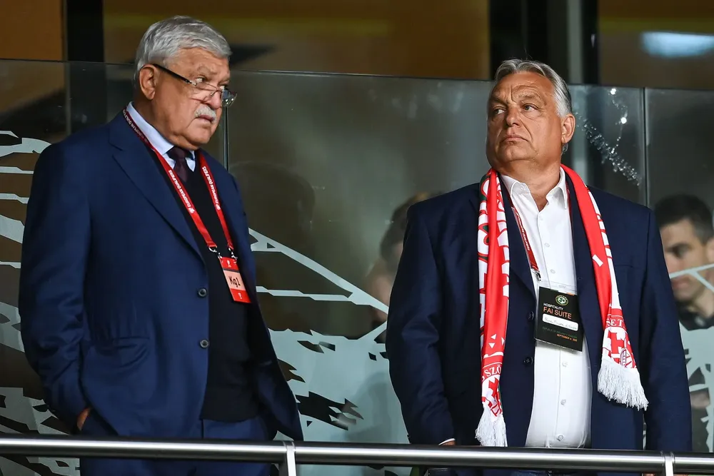 Sandor Csanyi, presidente del Banco OTP y de la federación de fútbol, y Viktor Orbán presencian la derrota de Hungría ante Irlanda, lo que impidió que clasificaran para el Mundial.