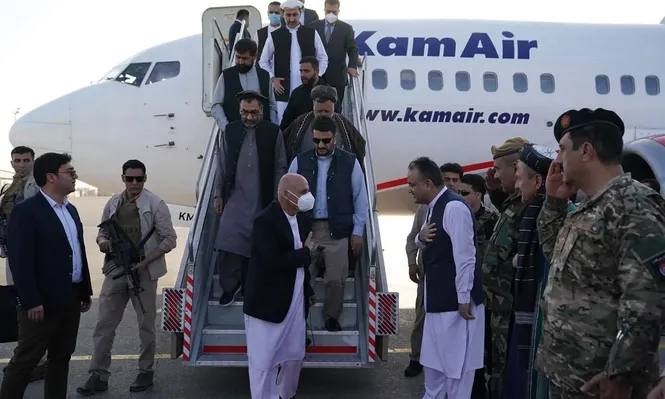 Ashraf Ghani descendiendo del avión días antes de tener que abandonar Kabul