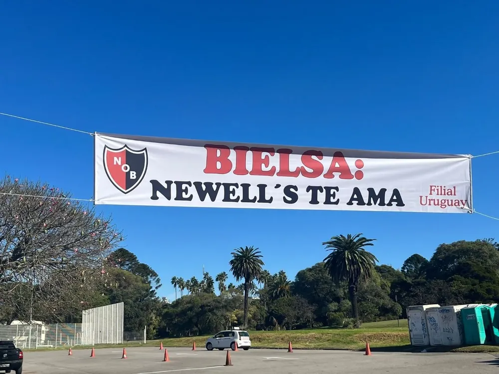 Pancarta para Marcelo Bielsa frente al Estadio Centenario