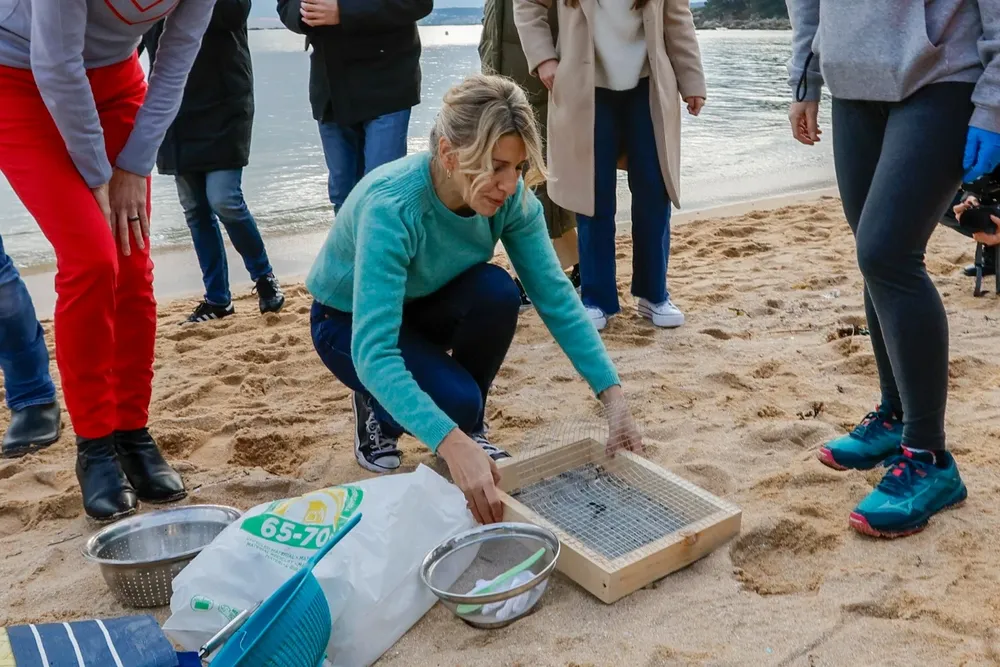 Yolanda Díaz ayuda a recoger pellets en las playas de Galicia y recalca que la mentira es la forma de gobernar del PP