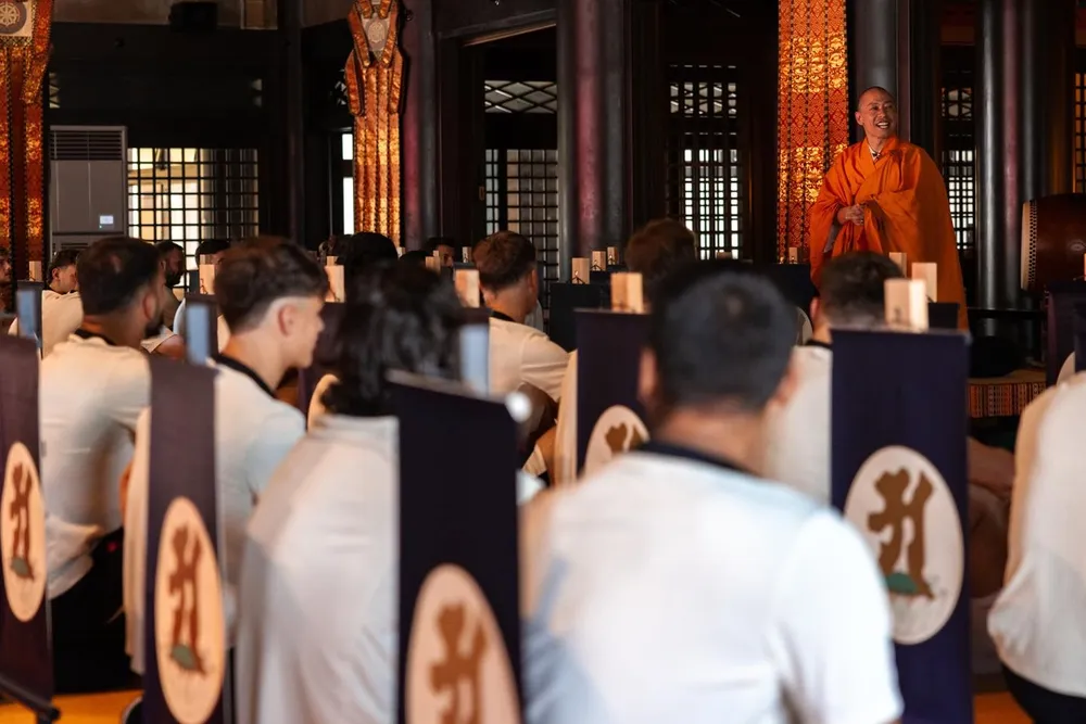 La meditación de Darwin Núñez y los jugadores de Liverpool en un templo de Tokio La meditación de Darwin Núñez y los jugadores de Liverpool en un templo de Tokio