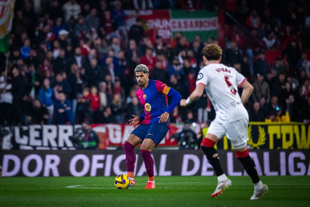 Ronald Araujo salió lesionado ante Sevilla