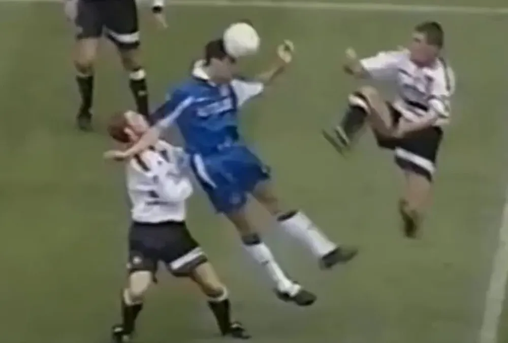 Roy Keane le pegó una patada en la cara a Gustavo Poyet