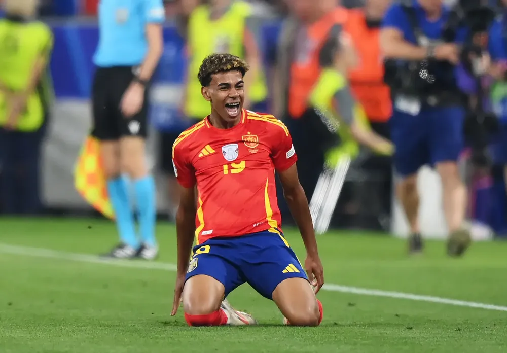 Lamine Yamal, estrella de la selección española, cumplirá 19 años pocos días antes de la final, el 19 de julio. Se espera que ya esté recuperado de su lesión para cuando arranque la Copa y no deba perderse ningún partido.&nbsp;