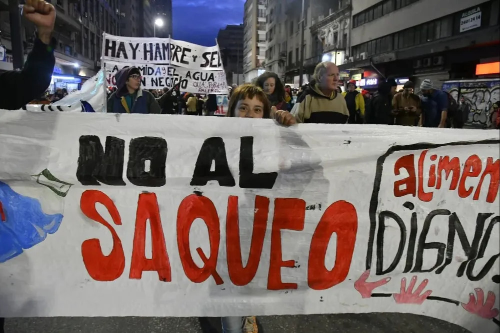 Marcha de la Coordinadora Popular y Solidaria en Avenida 18 de Julio