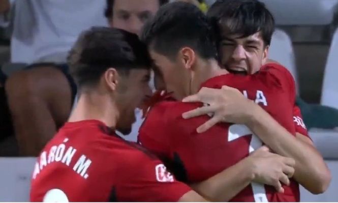 Gonzalo Petit es abrazado por dos compañeros tras un nuevo gol en Mirandés de España