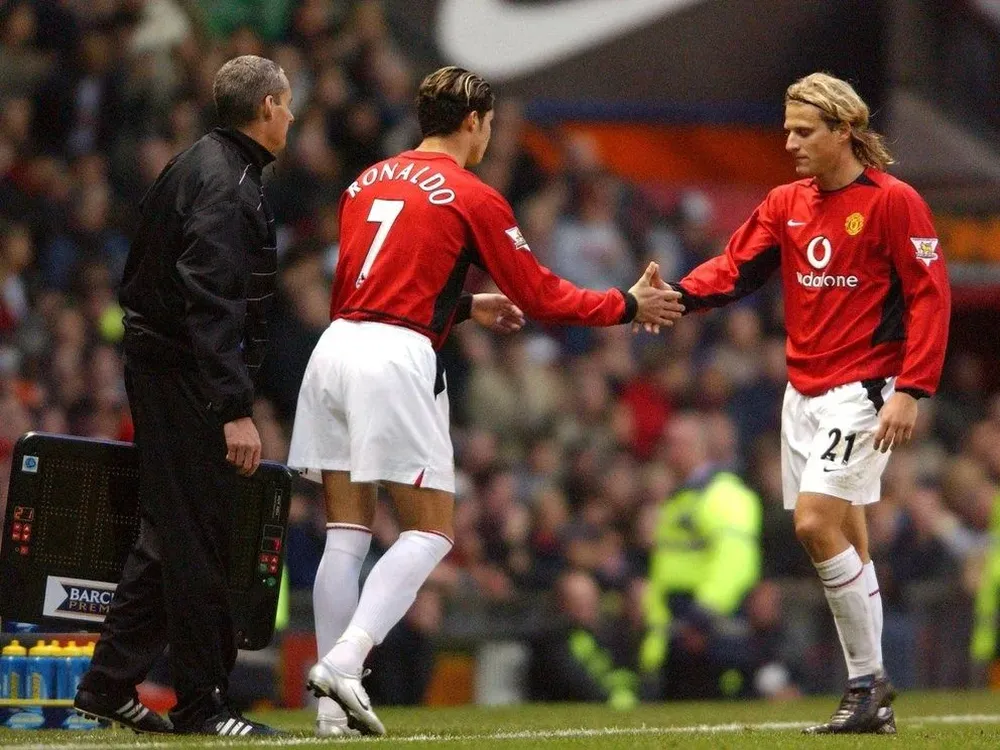 Cristiano Ronaldo y Diego Forlán cuando eran compañeros en Manchester United