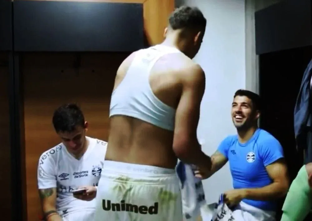 Luis Suárez intercambió su camiseta con un juvenil de Gremio que se la pidió en el vestuario