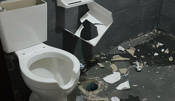 Destrozos en baños del Campeón del Siglo en el partido Peñarol vs Cerro