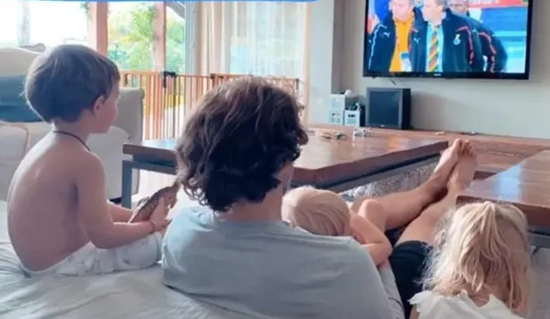 Diez años después, Diego Forlán pudo ver con sus hijos el partido Uruguay-Ghana de Sudáfrica 2010