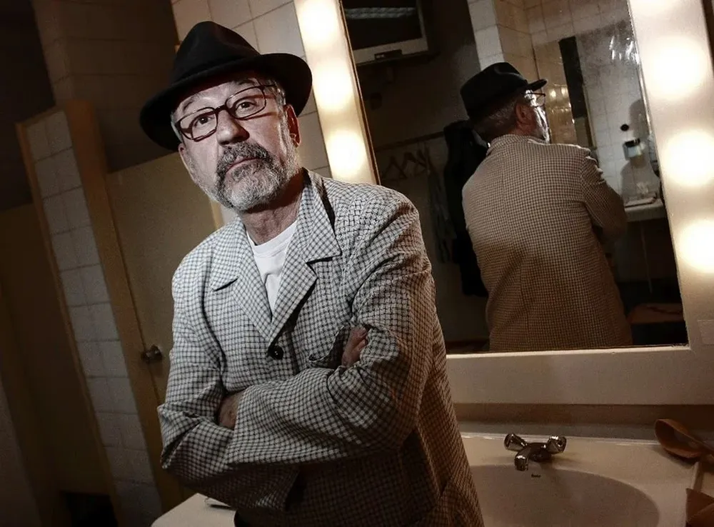 El actor español envolverá al público uruguayo en una sutil atmósfera de complicidad, reflexión y ensoñación