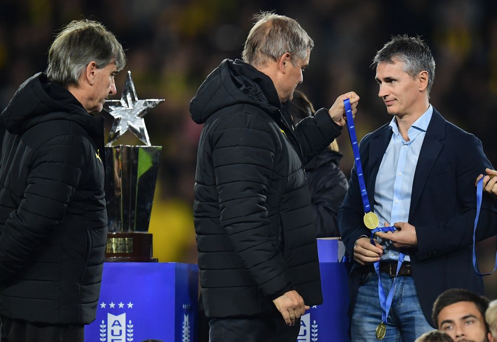 Diego Aguirre recibe su medalla tras obtener el Torneo Clausura con Peñarol