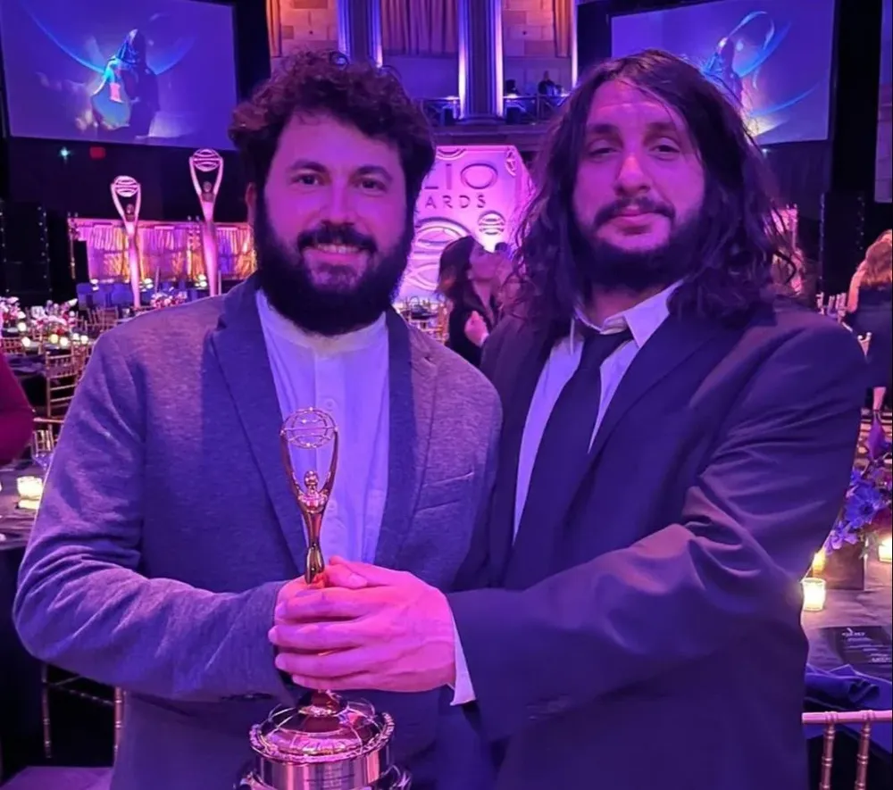 Los Directores Generales Creativos recibiendo el premio, Leo Delfino y Sebastián Orlando