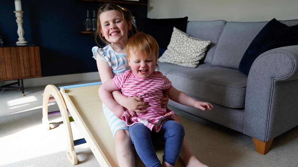 Su hermana Nora, de 5 años, tiene el mismo tipo de sordera.