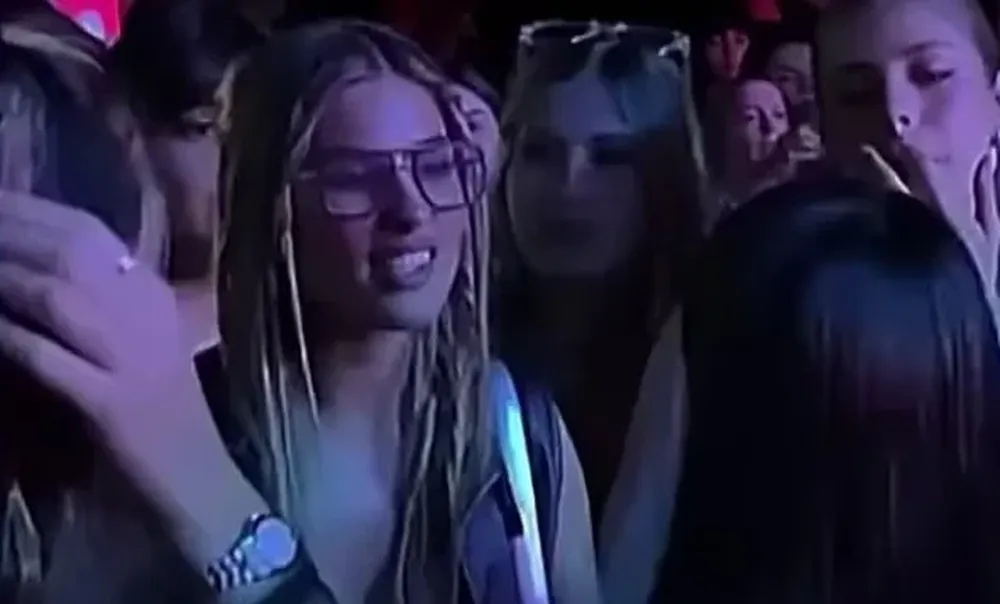 Julieta Poggio en el show de Emilia Mernes