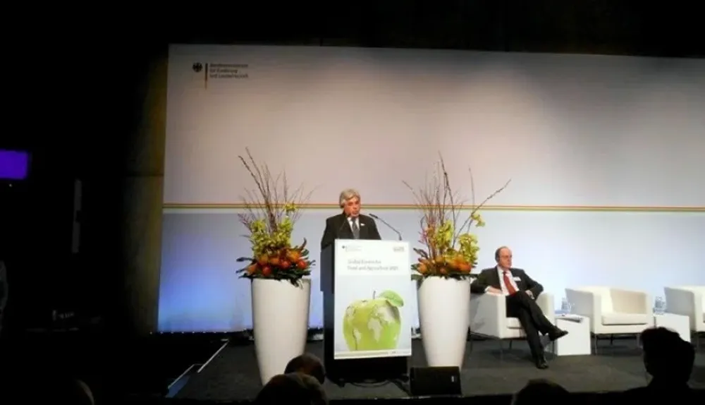 El ministro Aguerre durante su oratoria en Berlín