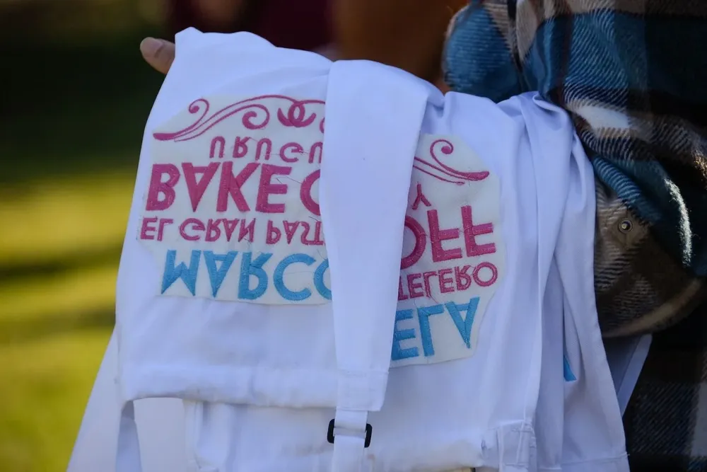 Los delantales de los competidores de Bake Off