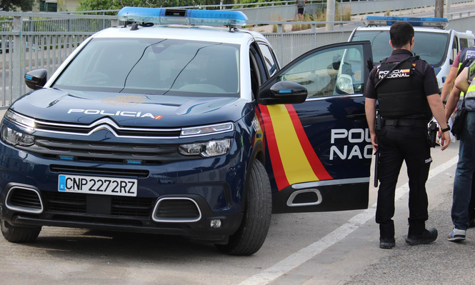 Agentes de la Policía Nacional durante el operativo