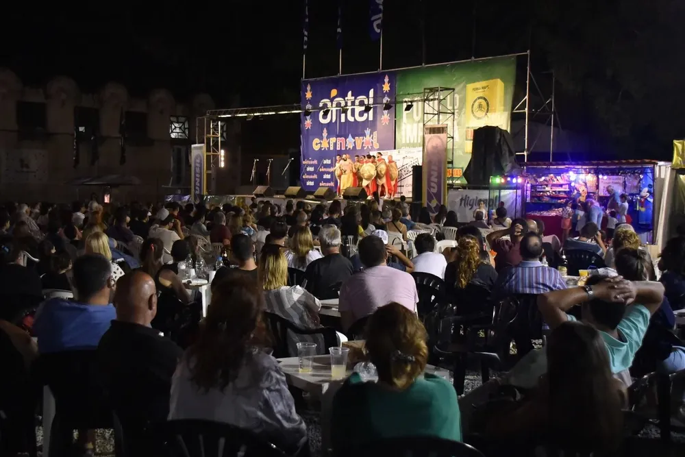 Parodistas Los Muchachos en el tablado de la Rural del Prado