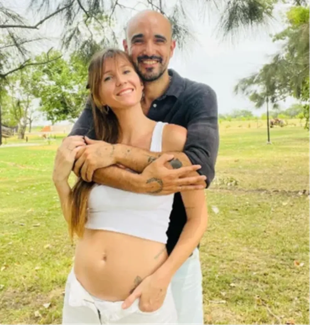 Anuncio de la pareja en sus redes con pancita incluida