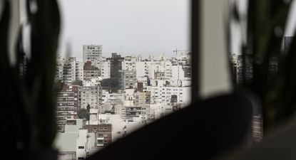 ¿El respaldo a Milei en las elecciones argentinas puede impactar en las inversiones inmobiliarias uruguayas? La visión de los operadores