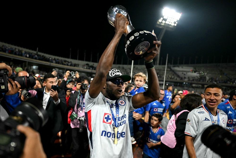 Christian Ebere levanta la copa del Clausura 2026 de México que obtuvo con el Cruz Azul