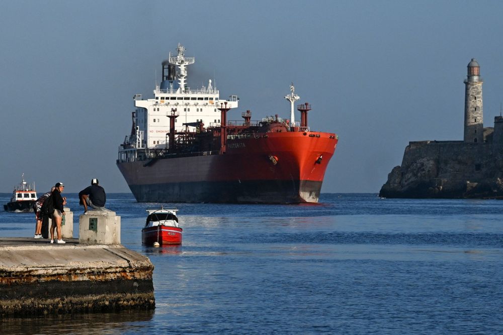 Un tanquero cubano en el puerto de La Habana