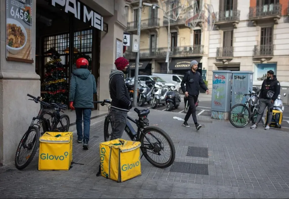 Repartidors de Glovo en un carrer de Barcelona