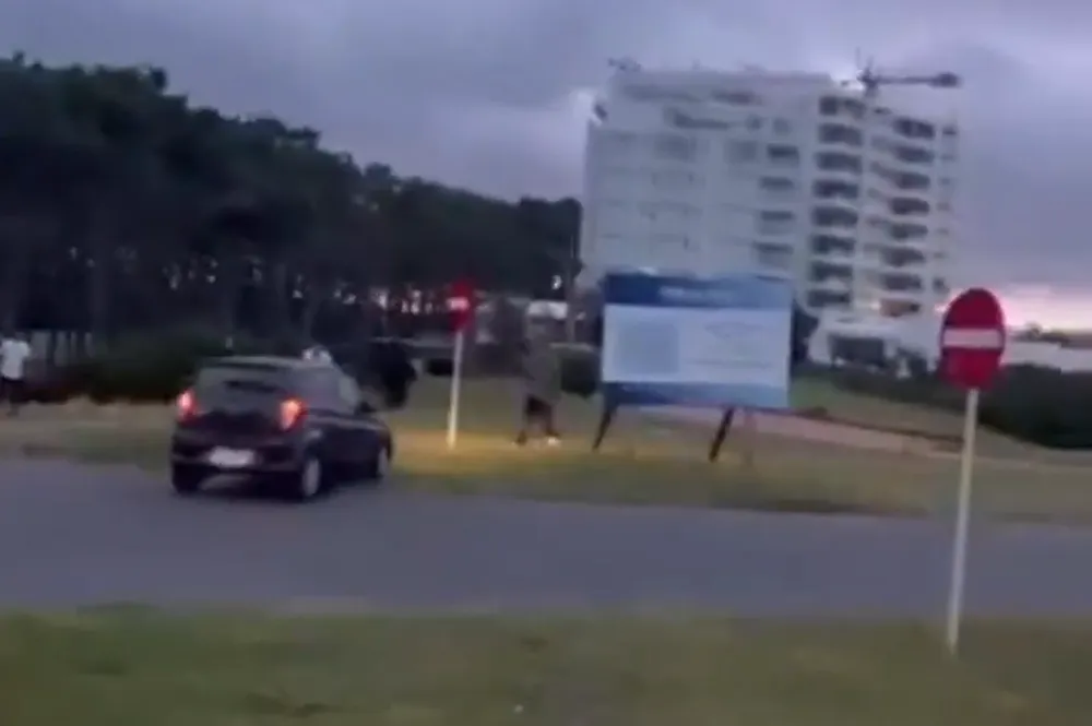 Conductora intentó chocar a un grupo de jóvenes