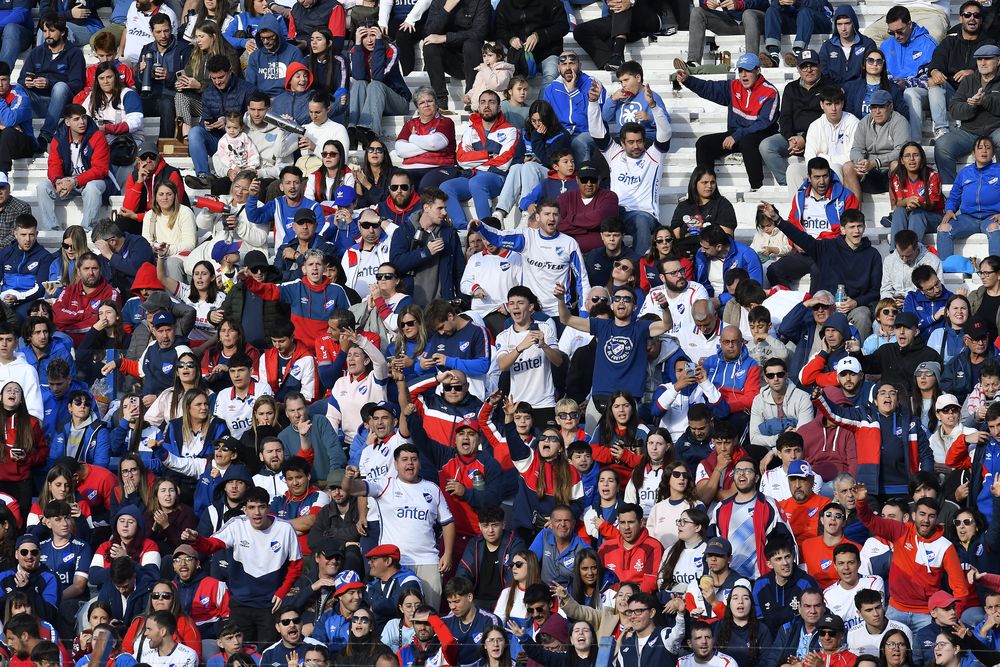Hinchada de Nacional en el partido contra Defensor Sporting de este domingo