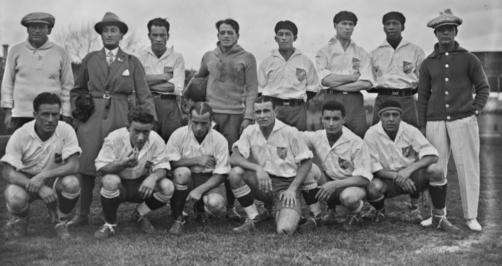 Otro equipo de Nacional en la gira de 1925 por Europa, con varios campeones olímpicos y mundiales con Uruguay: entre otros aparecen arriba el arquero Andrés Mazali, Pedro Arispe, Alfredo Zibechi y José Leandro Andrade, y abajo, Héctor Scarone, Santos Urdinarán, Pedro Petrone, Hector Otro equipo de Nacional en la gira de 1925 por Europa, con varios campeones olímpicos y mundiales con Uruguay: entre otros aparecen arriba el arquero Andrés Mazali, Pedro Arispe, Alfredo Zibechi y José Leandro Andrade, y abajo, Héctor Scarone, Santos Urdinarán, Pedro Petrone, Hector