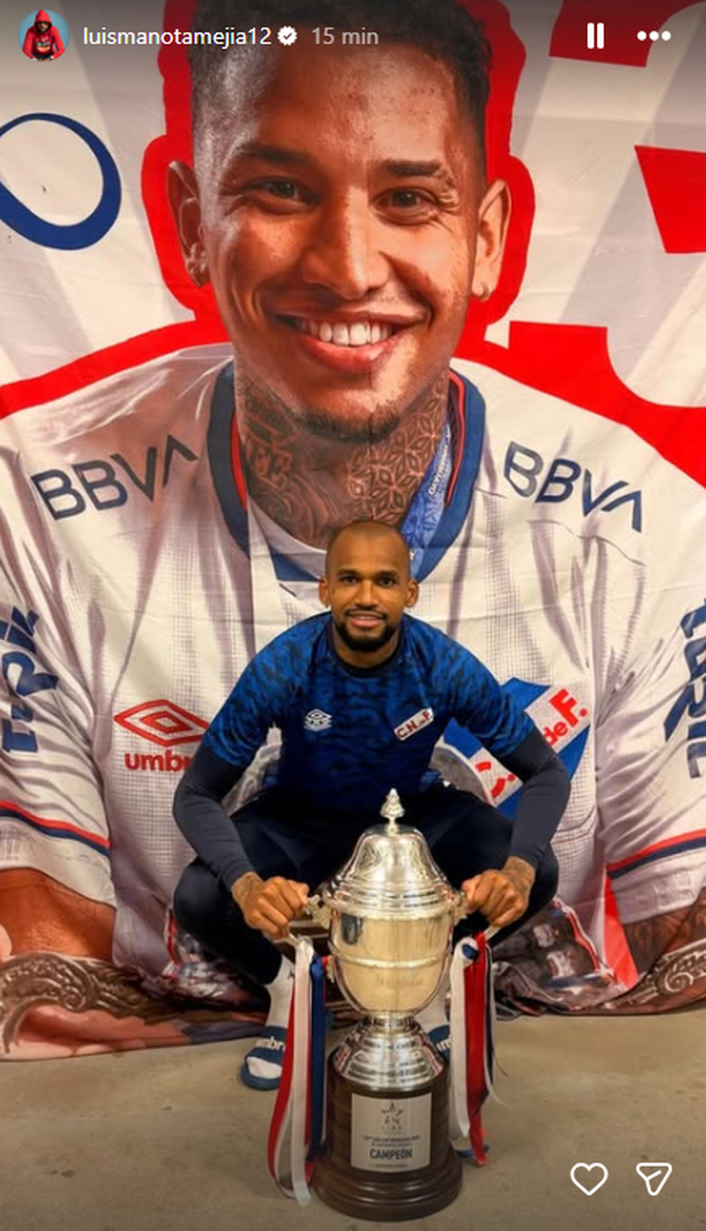 Luis Mejía con la copa Juan Izquierdo en Los Céspedes