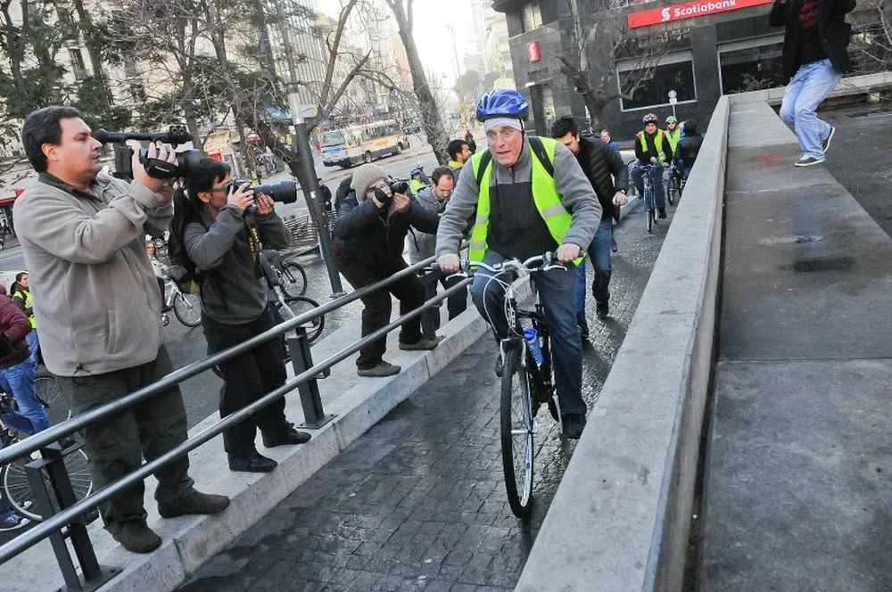 Martínez llega a la Intendencia de Montevideoen bici, para asumir como intendente