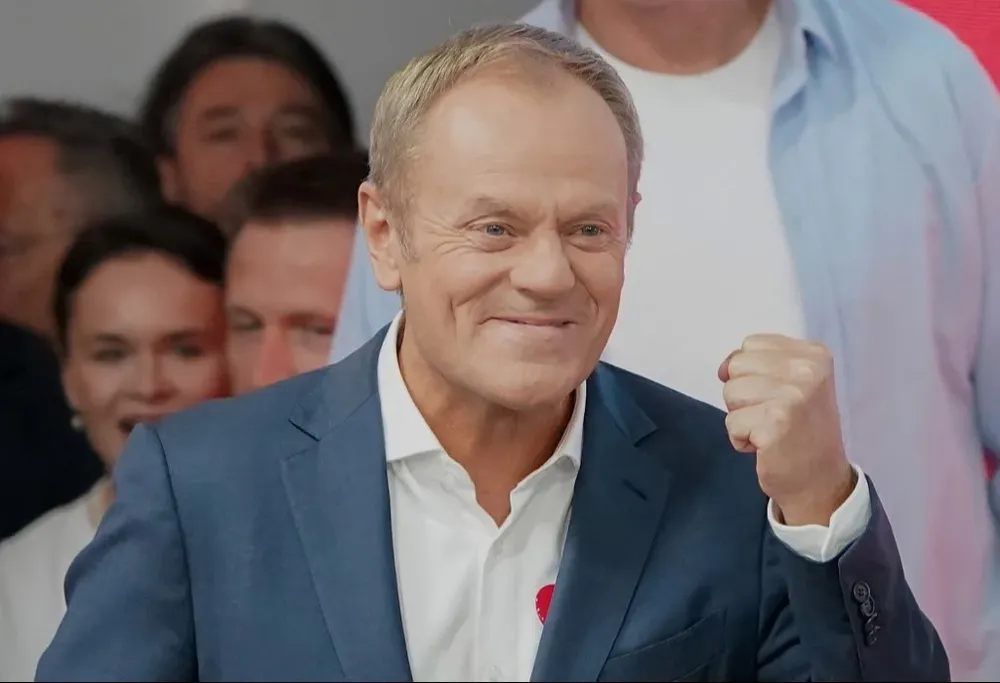 “Ganó la democracia, este es el final de este mal período”, aseguró Donald Tusk, presidente de la Coalición cívica (KO), el principal partido de la oposición.