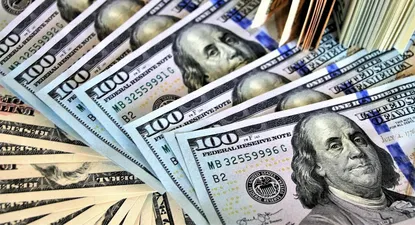 El dólar blue da marcha atrás tras tocar los 350 pesos este viernes