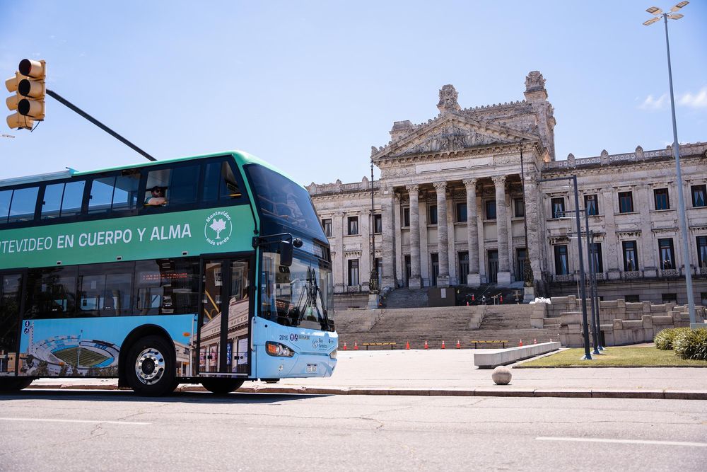 Bus Turístico pasa por el Palacio Legislativo
