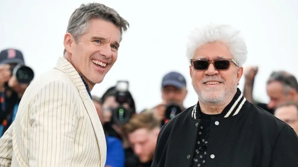 Pedro Almodóvar, con el actor estadounidense Ethan Hawke.