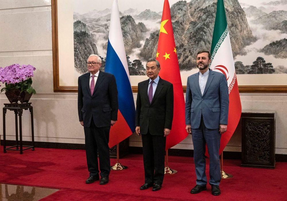 El canciller de China, Wang Yi (centro), recibe a su par ruso, Serguéi Ryabkov (izq.), y al viceministro de Asuntos Exteriores de Irán, Kazeem Gharibabadi, en Pekín, en marzo de este año.