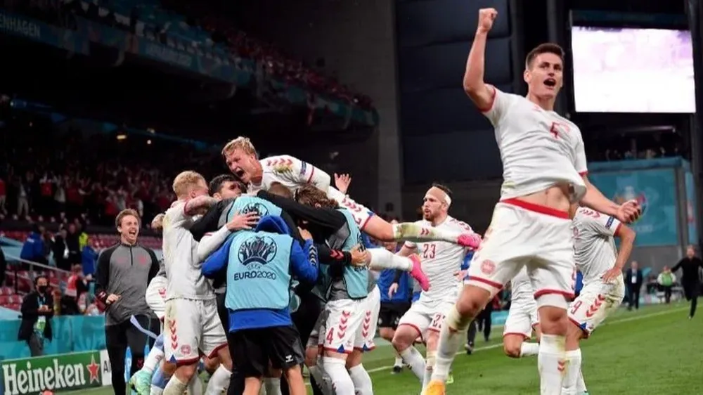 Los jugadores daneses celebraron efusivamente el pase a octavos de final de la Euro 2020
