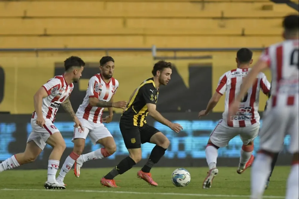 Pedro Milans rodeado por cuatro jugadores