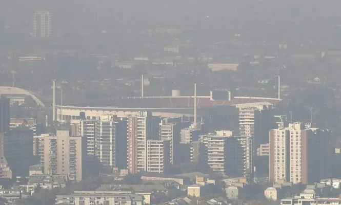El Estadio Nacional de Santiago bajo el smog