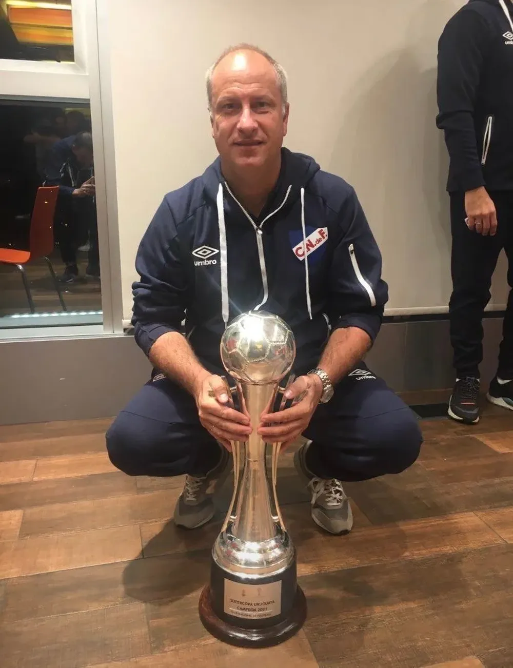 Alejandro Cappuccio con el trofeo de la Supercopa Uruguaya, su primer título en Nacional