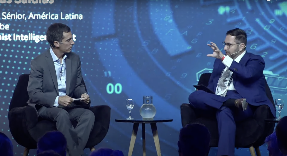 El presidente de Puente Federico Tomasevich junto a Nicolás Saldías, analista senior de América Latina y el Caribe de Economist Intelligence Unit, en el comienzo del evento “El futuro de los negocios en el Cono Sur de América Latina”