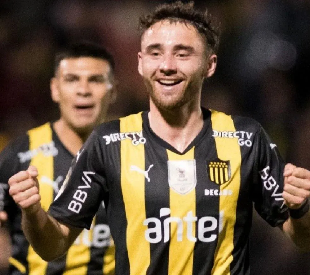 Pedro Milans celebra su gol para el triunfo y la clasificación de Peñarol a las semifinales de la Copa AUF Uruguay