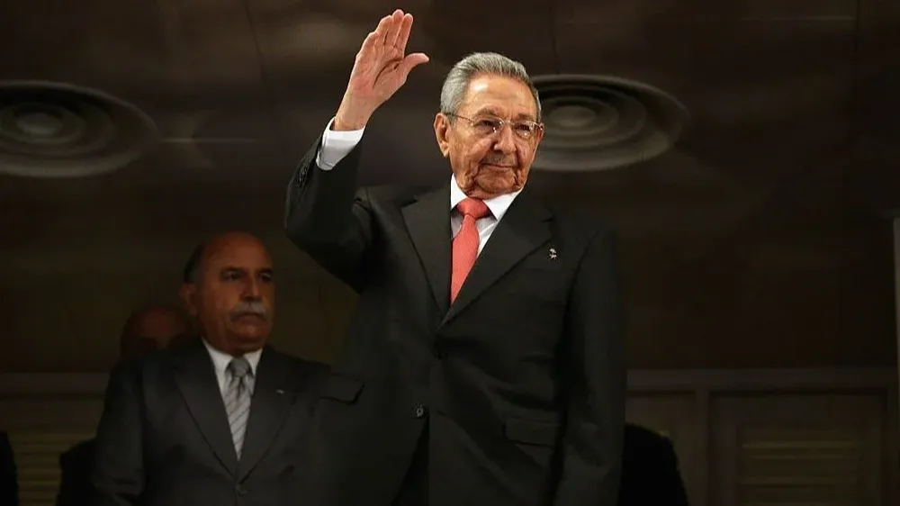 Raúl Castro saludando