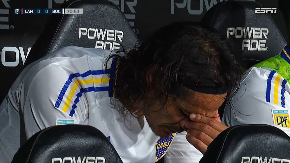 Cavani tras ser sustituido ante Lanús