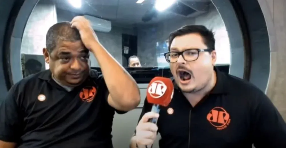 Vampeta, a la izquierda, ante el primer gol de Peñarol a Corinthians por la Copa Sudamericana