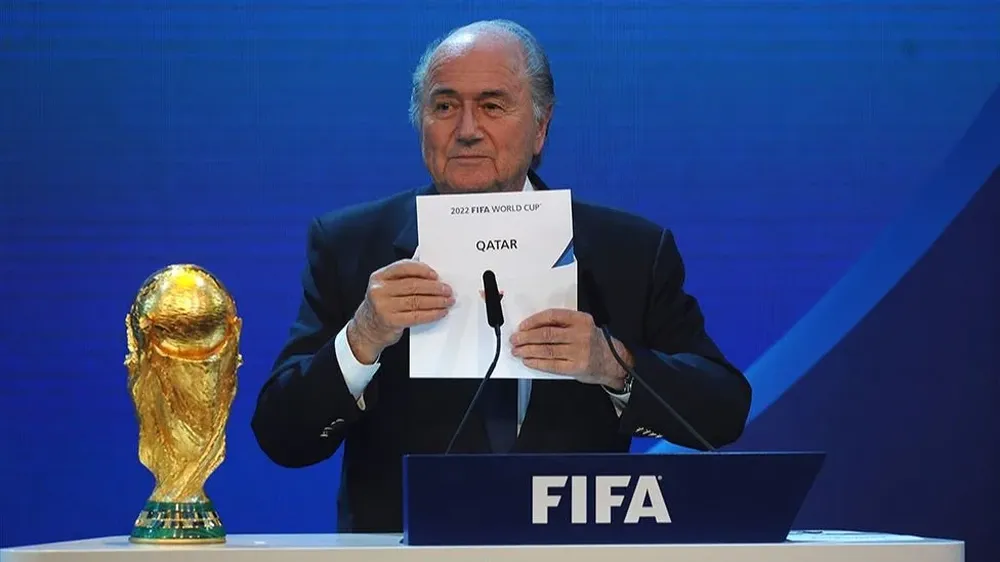 En 2010 Sepp Blatter, la máxima autoridad en la FIFA en ese entonces, anunció la victoria de la candidatura de Catar